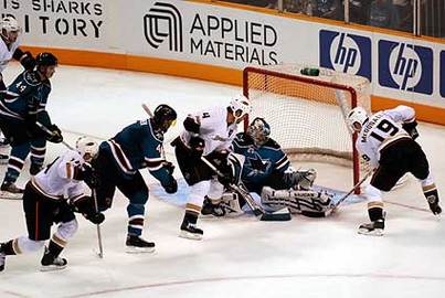 冰球是用什么组成的