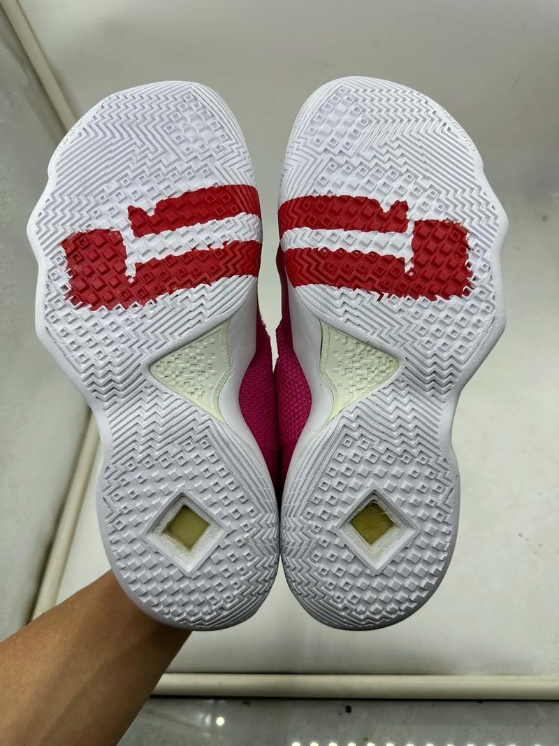 詹姆斯士兵9怎么绑鞋带