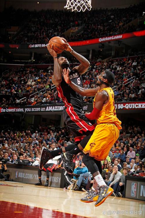 詹姆斯救球撞到奥尼尔