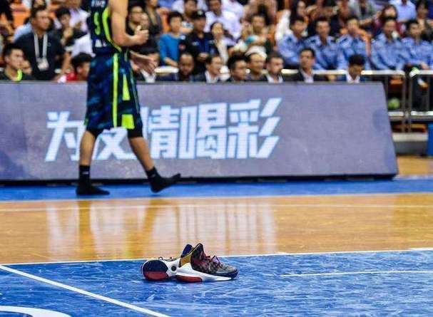 易建联为什么脱鞋了呢