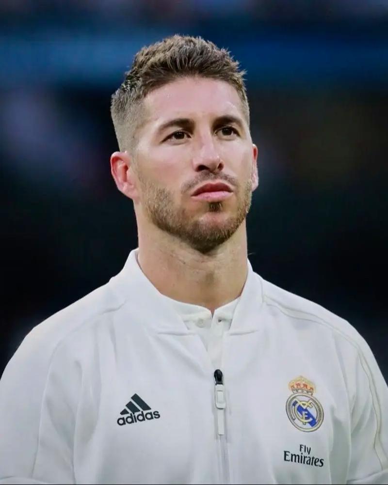 拉莫斯是右后卫吗