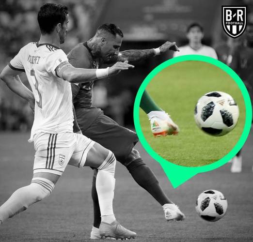 马盖蒂传球给对手