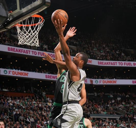 凯尔特人32分逆转马刺