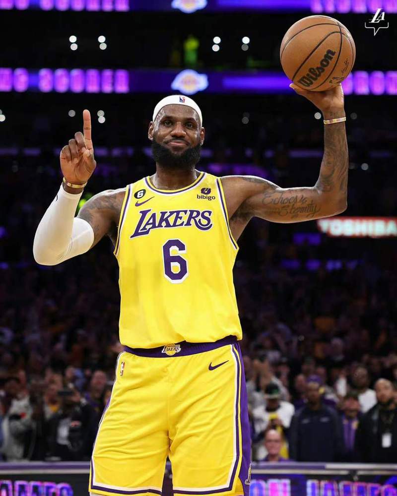 詹姆斯成为历史第一