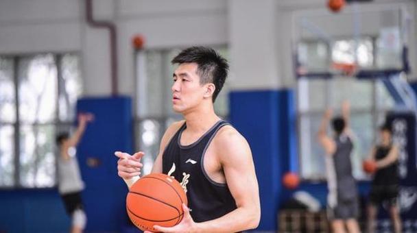 郭艾伦现在年薪多少