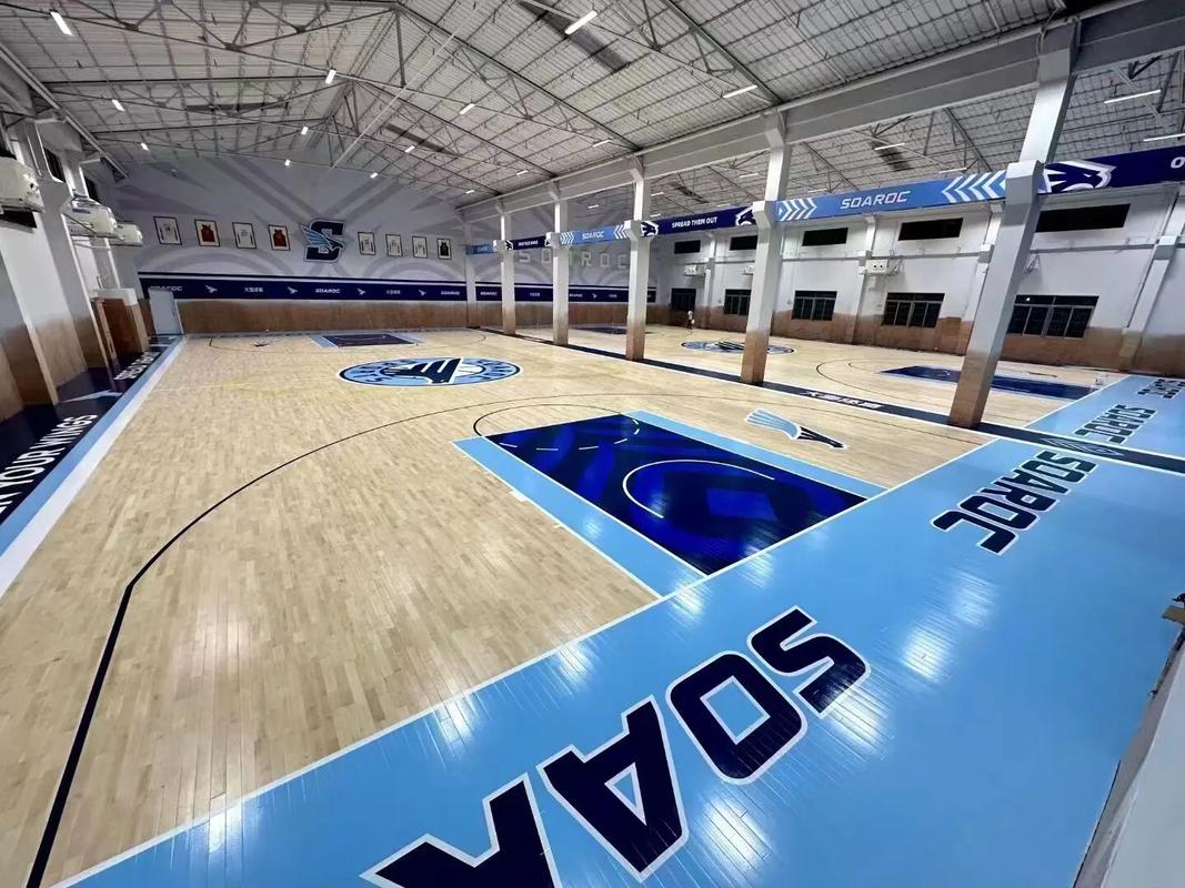 为什么室内篮球场多用运动木地板