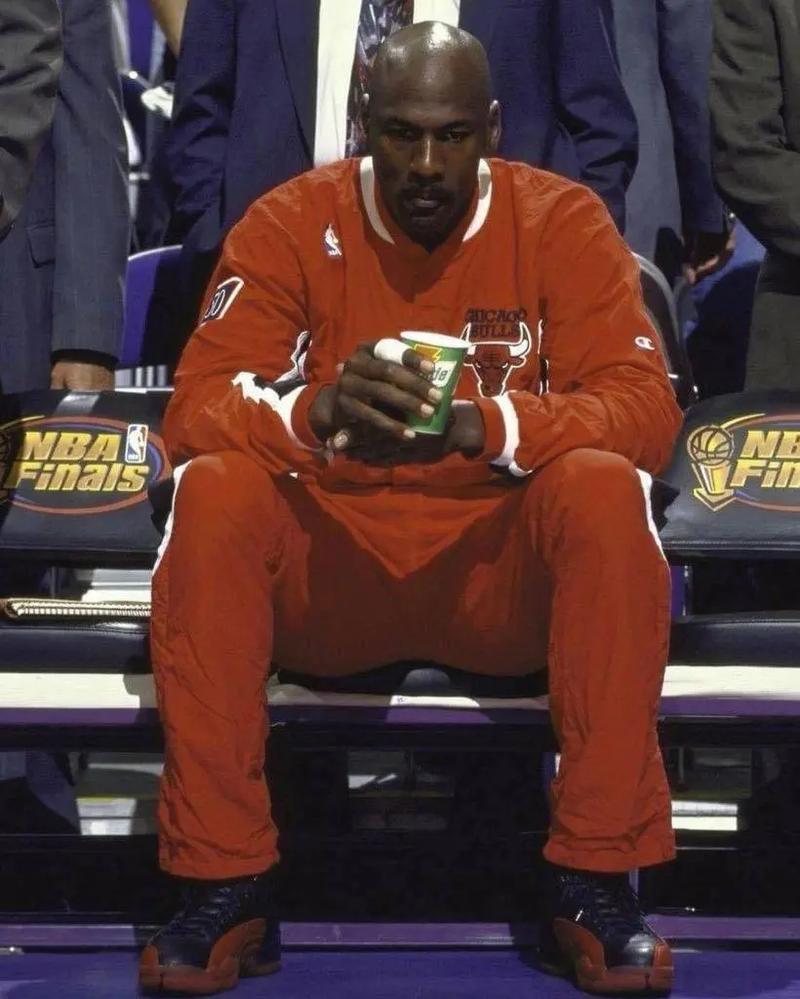 篮球巨星乔丹是用什么方法控制自己的情绪