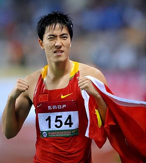 我国著名运动员刘翔从事的运动项目是