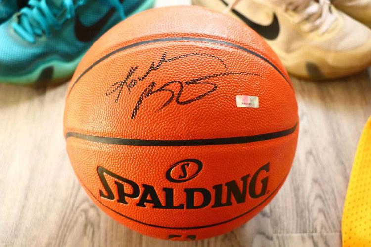 科比签名值钱吗