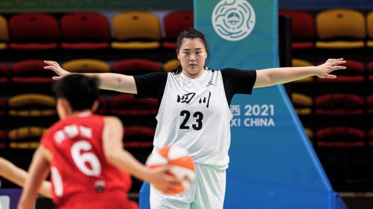 女篮李月汝和刘禹彤谁重