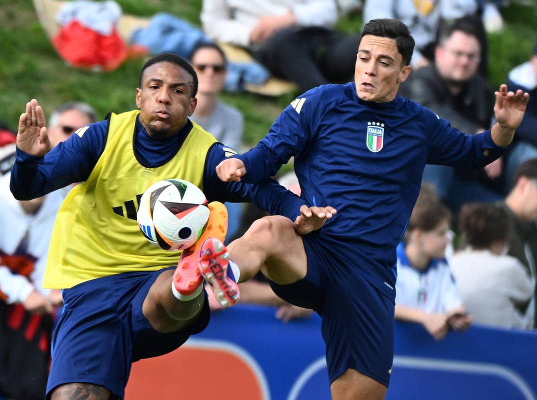 2021欧洲杯，意气风发的意大利国家队，这合影简直燃爆了！